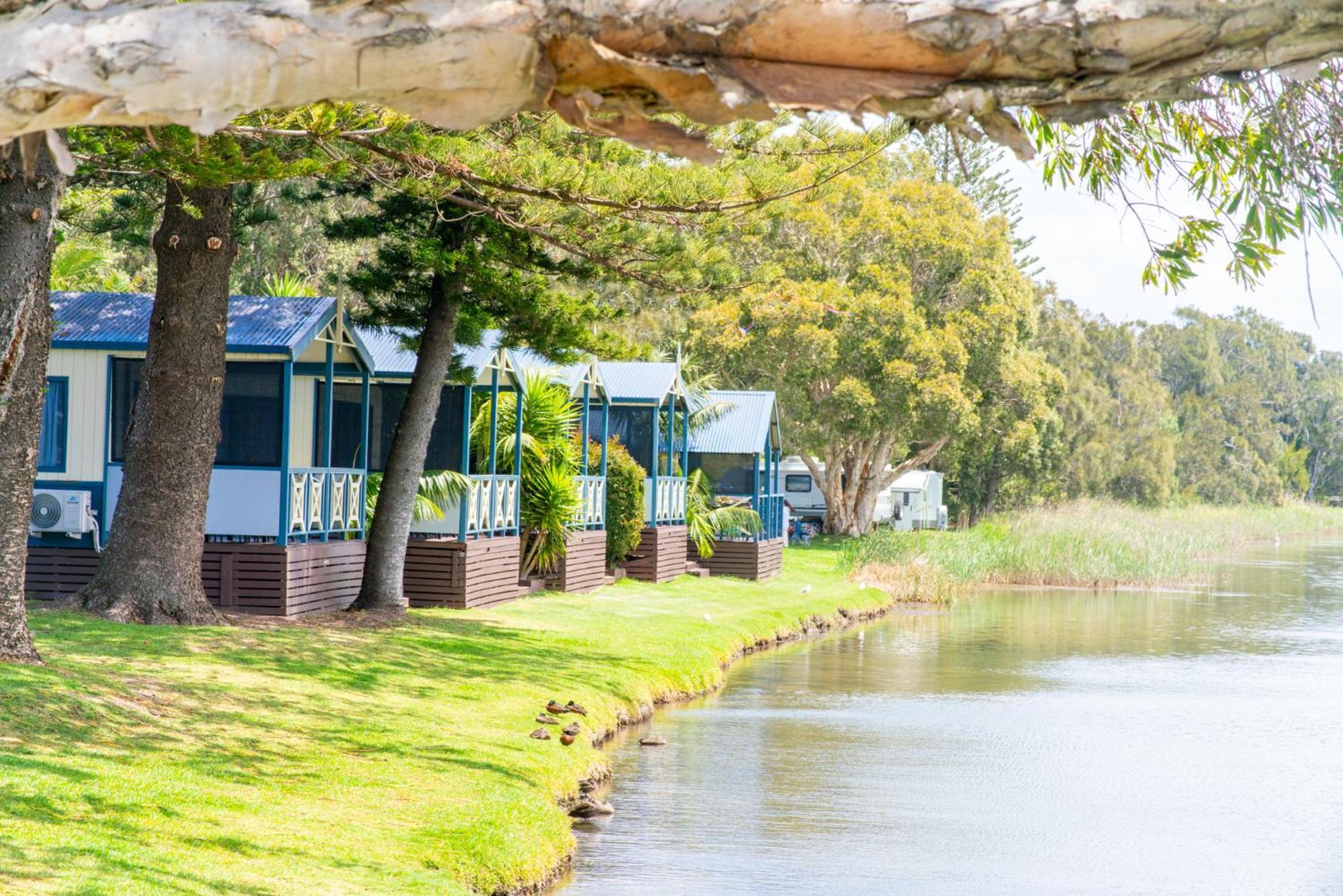 Two Shores Holiday Village Entrance ภายนอก รูปภาพ