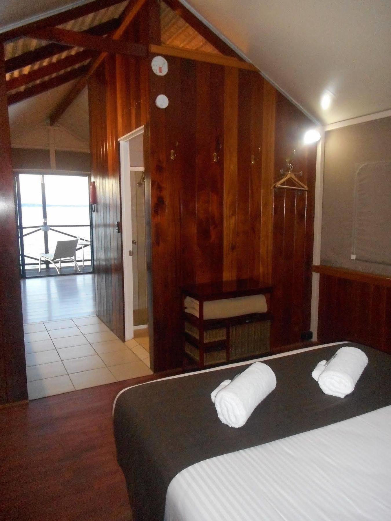 Two Shores Holiday Village Entrance ภายนอก รูปภาพ